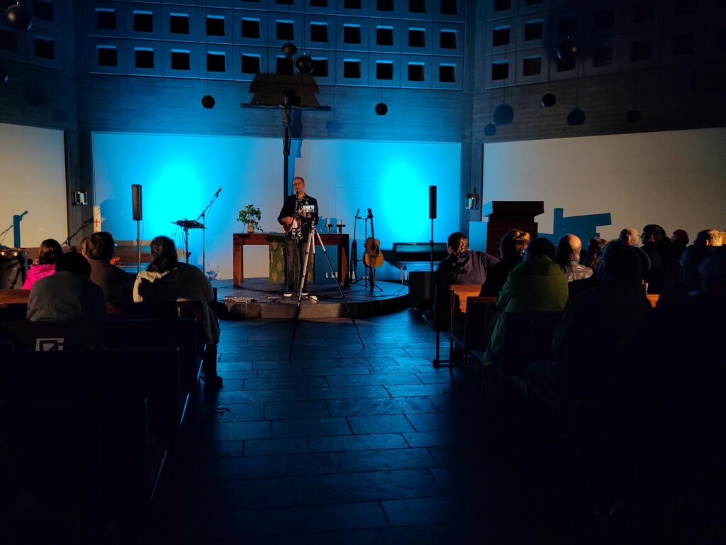 Eddi Hüneke steht in der Lukaskirche in Karlsruhe